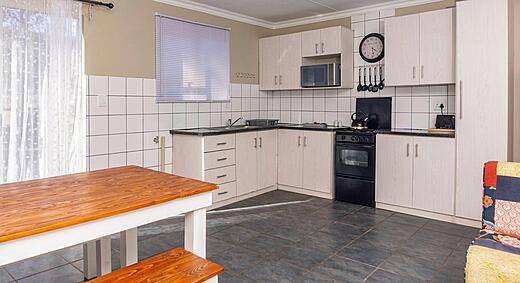 Equipped kitchen with oven, microwave and a dining table